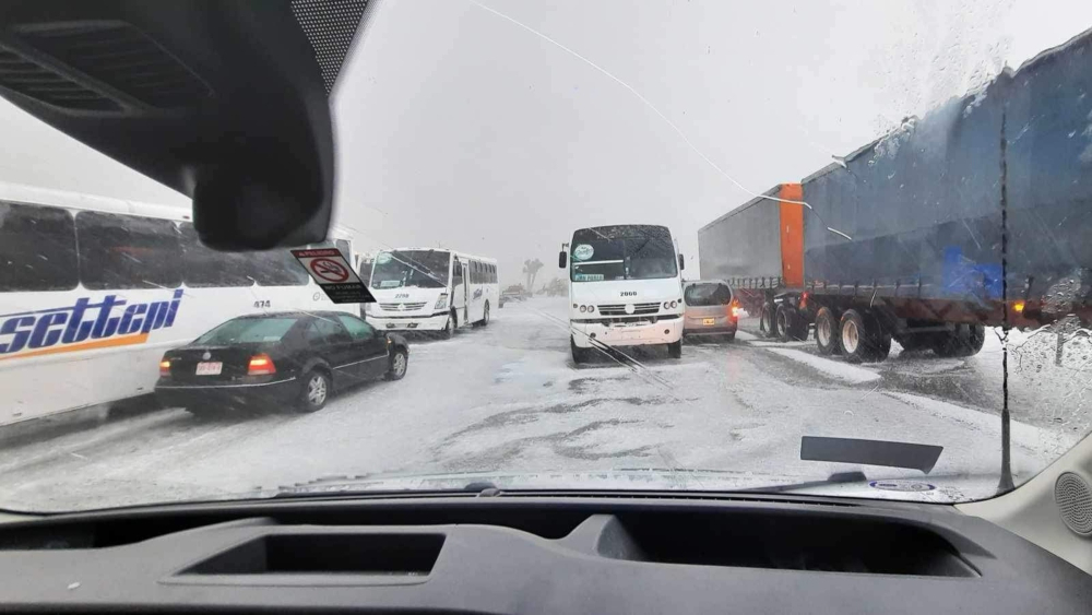 En el sur de Nuevo León está cayendo una severa granizada que afecta a la carretera 57. Foto EE: Cortesía.