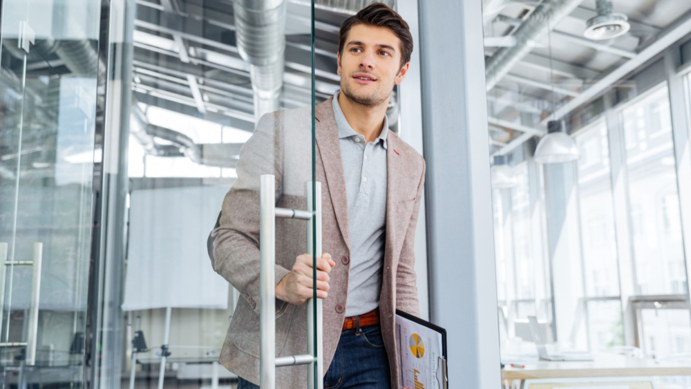 El liderazgo a puerta abierta significa que hay una "silla" para el colaborador para haya la necesidad de consultar algo. Shutterstock.