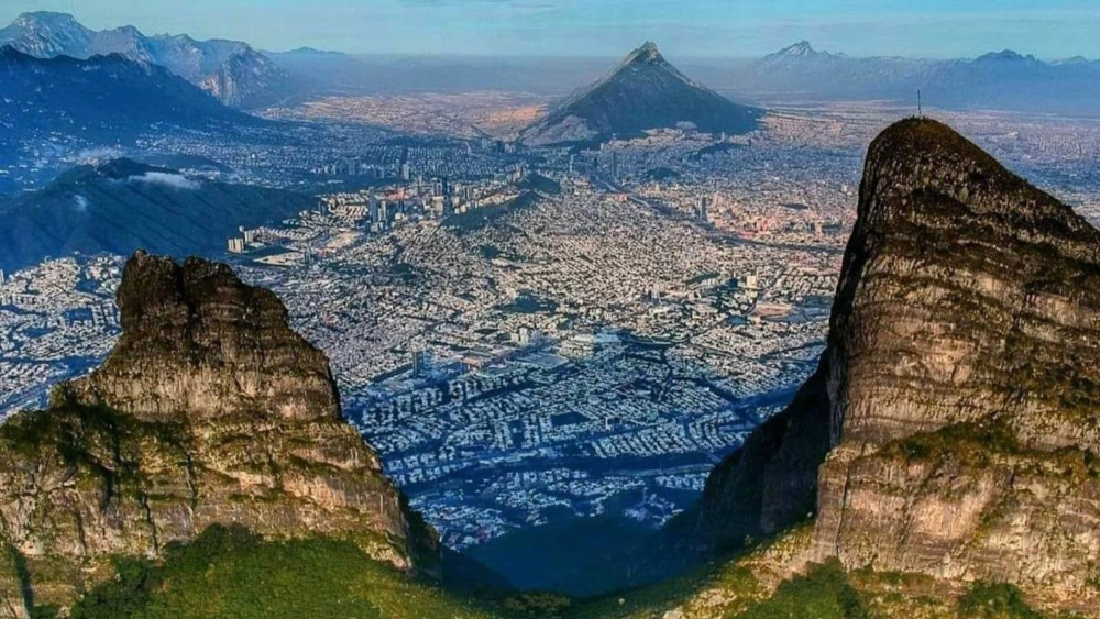 Panorámica de la capital de Nuevo León desde el Cerro de la Silla. Foto EE: Especial.