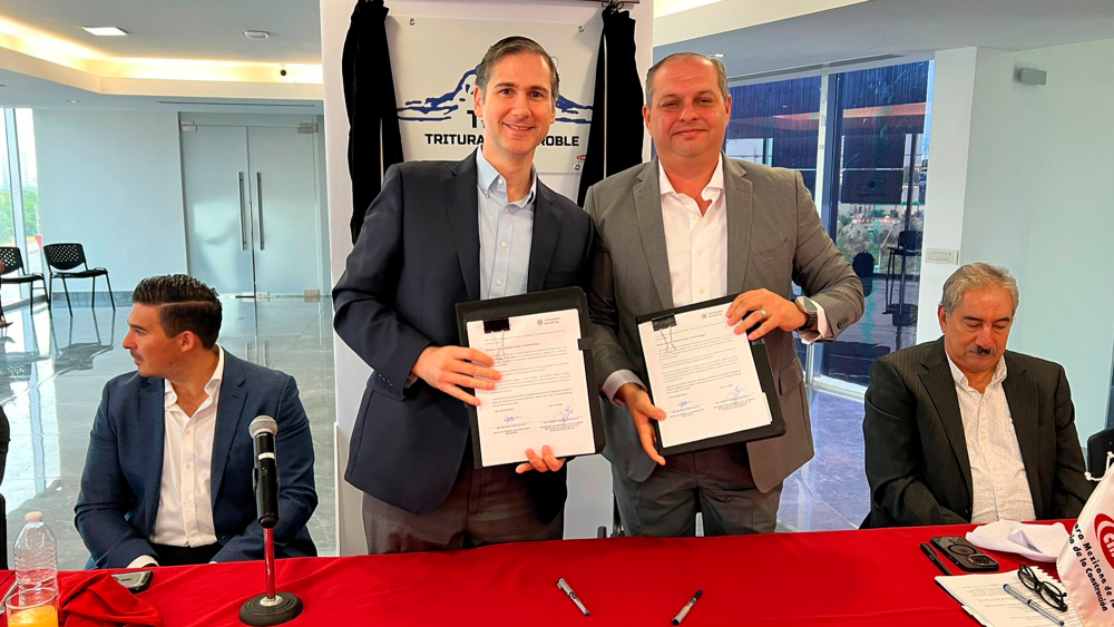 Mauricio Garza, CEO de Interpuerto Monterrey y Roberto Macías, presidente de CMIC Nuevo León firman convenio de colaboración. Foto EE: Cortesía