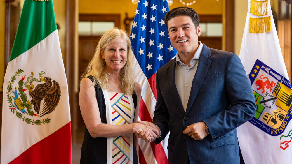 Melisa Bishop, cónsul general de Estados Unidos en Monterrey; y Samuel García, gobernador de Nuevo León. Foto EE: Cortesía Gobierno de Nuevo León