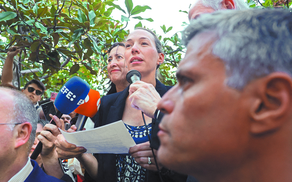 Carolina González leyó un mensaje de su padre frente al Congreso español. Foto: Reuters