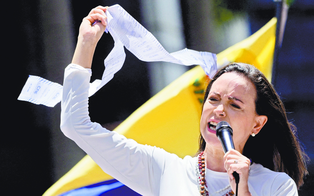 María Corina Machado, líder de la oposición venezolana enseñaba las actas de votación durante una protesta en contra de Maduro el pasado 28 de agosto. Foto: Reuters