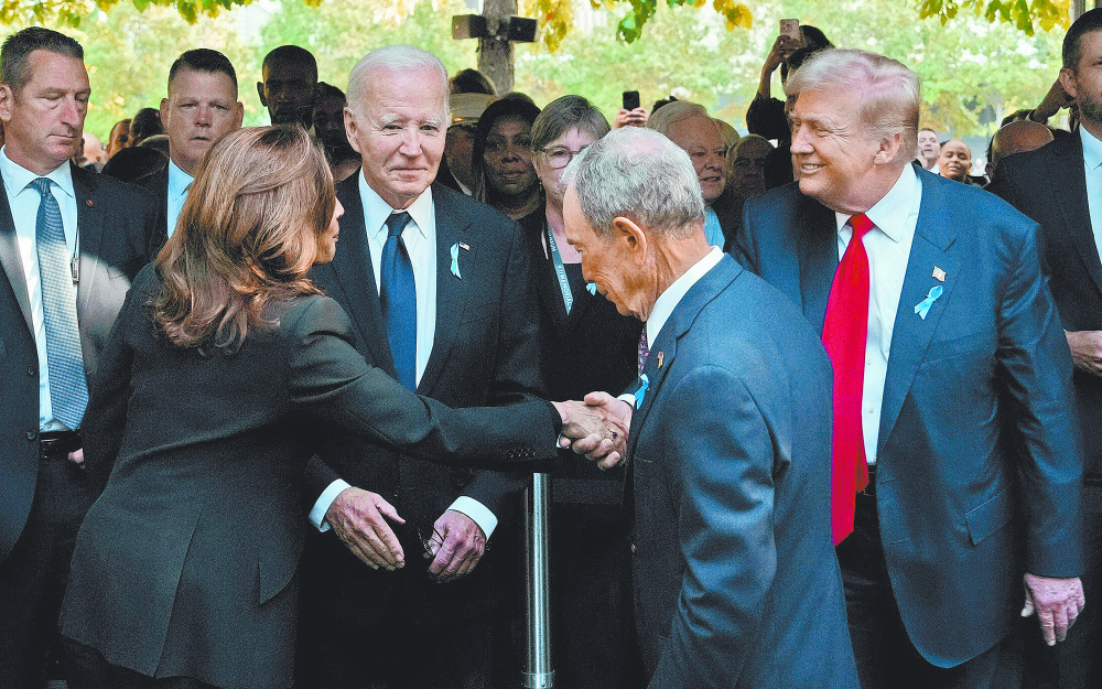 El presidente Joe Biden atestigua el saludo entre los candidatos Kamala Harris y Donald Trump durante el aniversario 23 de los atentados terroristas. Foto: AFP