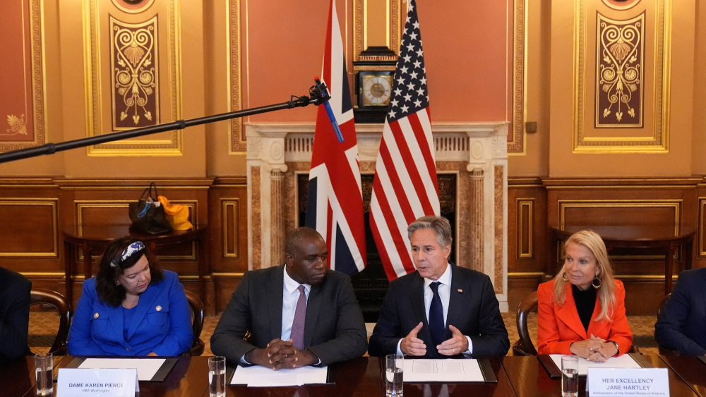 El secretario de Estado de Estados Unidos, Antony Blinken, habla junto al ministro de Asuntos Exteriores de Gran Bretaña, David Lammy. Foto: AFP