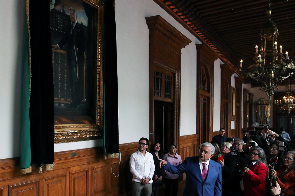 El presidente Andrés Manuel López Obrador develó el retrato al óleo que se mostrará en la Galería de los Presidentes.