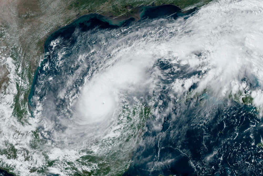 Vista satelital del huracán Milton, que avanza hacia la costa de la Península de Yucatán.