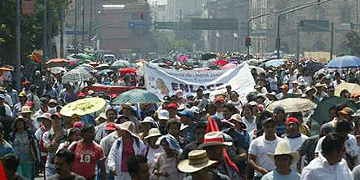 Maestros marchan a oficinas de la SEP