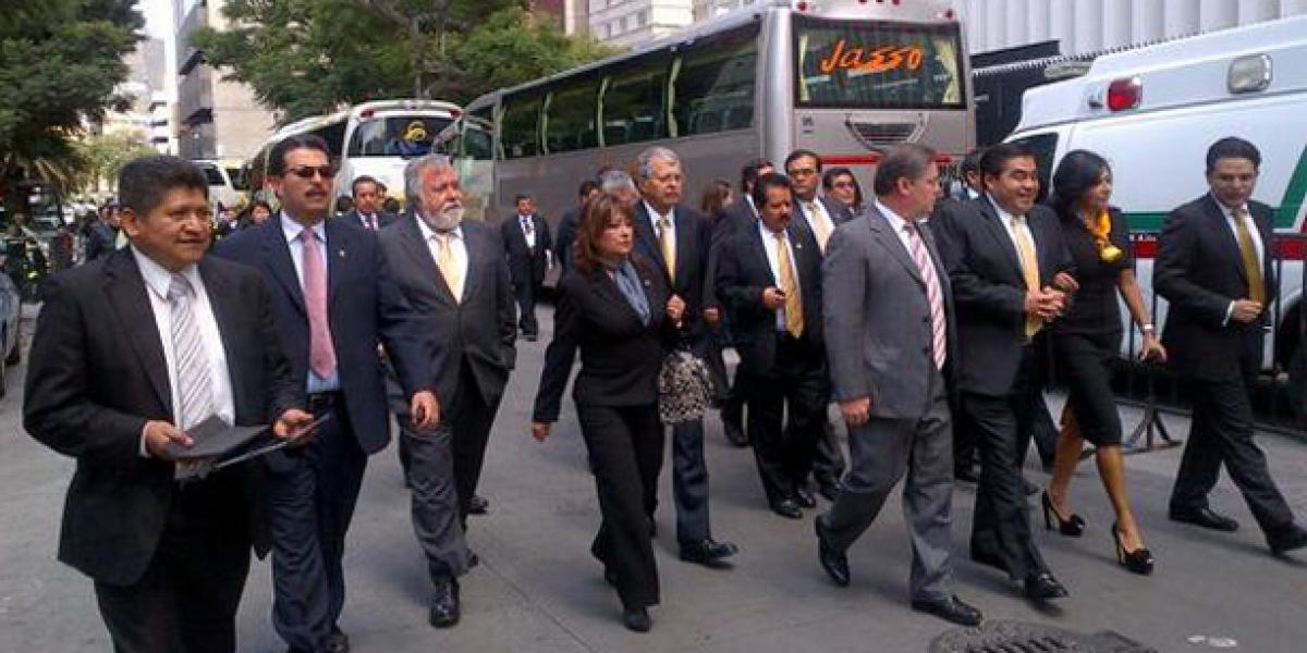 Senadores llegan a San Lázaro para entrega de Informe