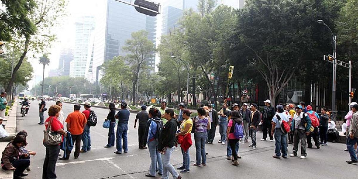 Maestros bloquean Paseo de la Reforma