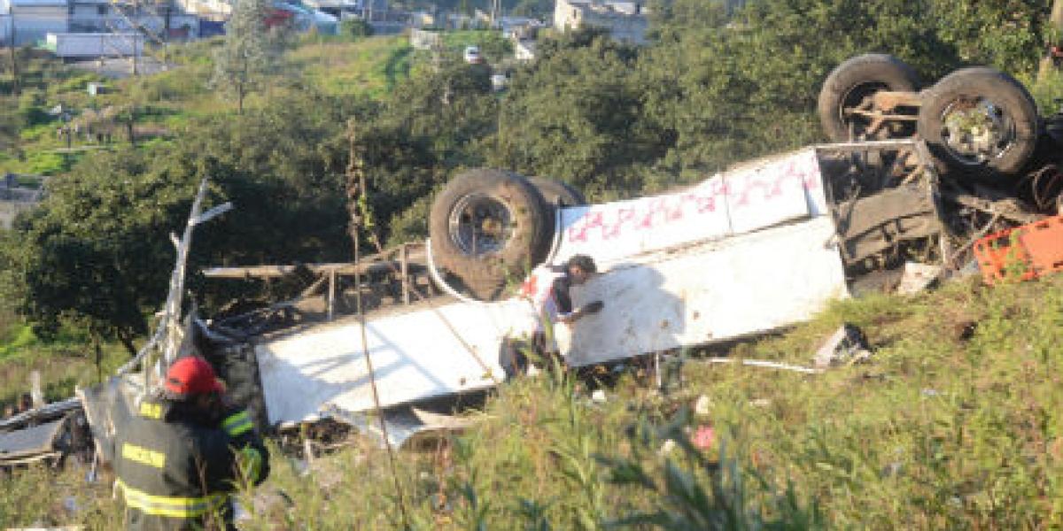 Continúan peritajes por accidente en Naucalpan