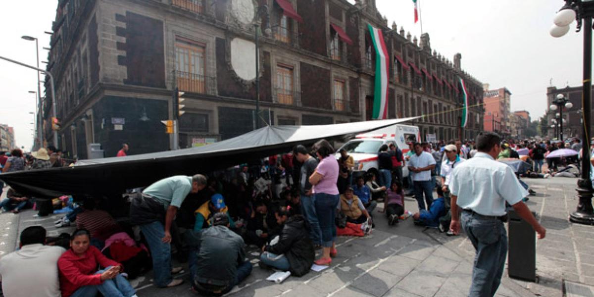 Maestros protestan frente a instalaciones de SEP