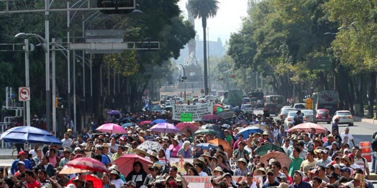 Maestros bloquean Paseo de la Reforma
