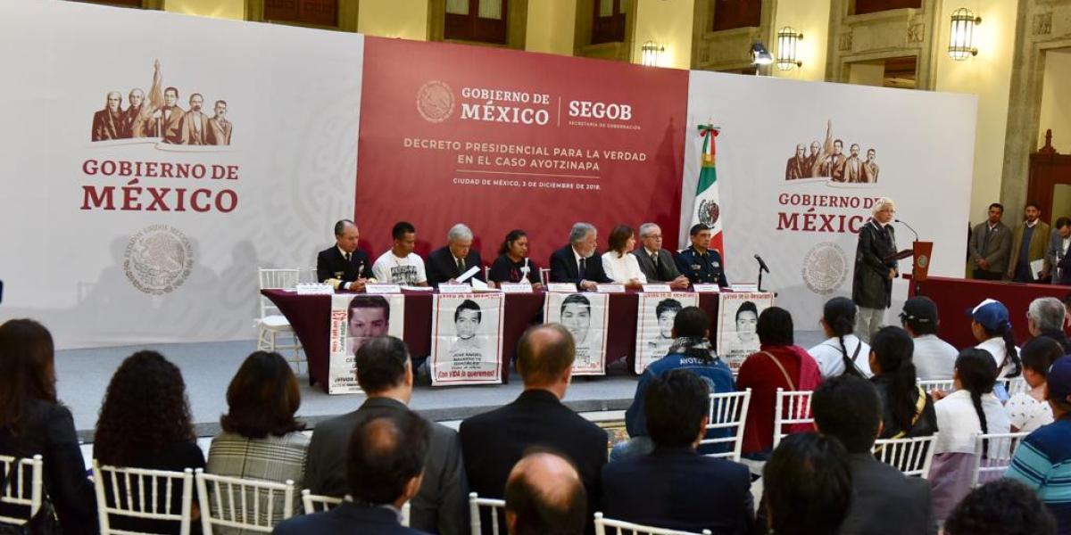 AMLO firma decreto para la comisión de la verdad del caso Ayotzinapa ...