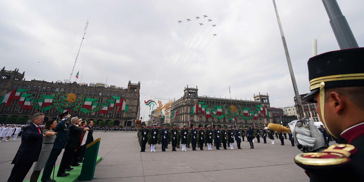 Desfile militar por el 209 aniversario de la Independencia de México