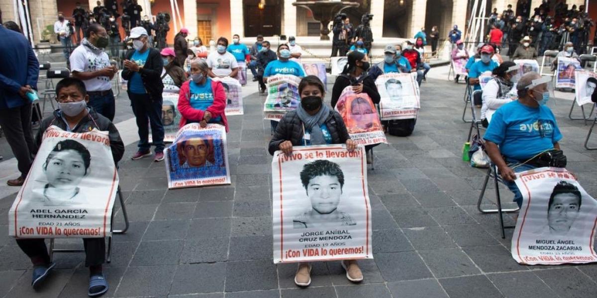 Padres de los 43 estudiantes de Ayotzinapa piden a AMLO acelerar la ...