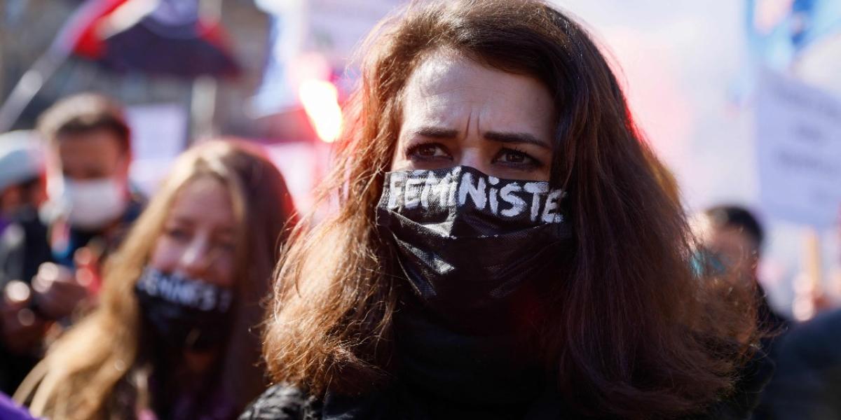 Miles de mujeres se manifiestan en Francia en defensa de sus derechos