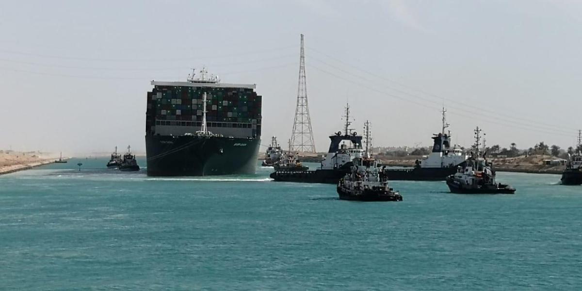 Canal de Suez estudia descuentos en las tasas de tránsito para recuperar el  tráfico