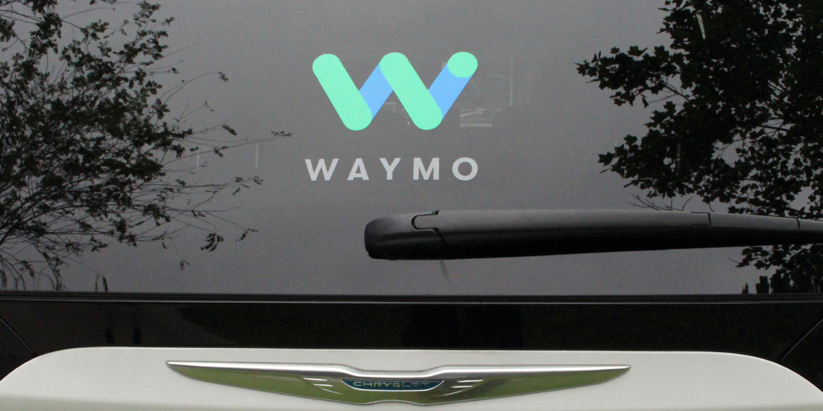 Waymo retira cerca de 4,000 robotaxis tras incidentes en zonas de obra
