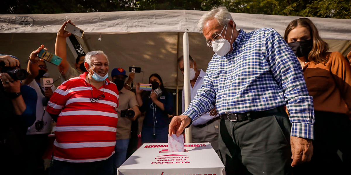 Acude el Gobernador Rocha Moya a ejercer su derecho ciudadano de votar