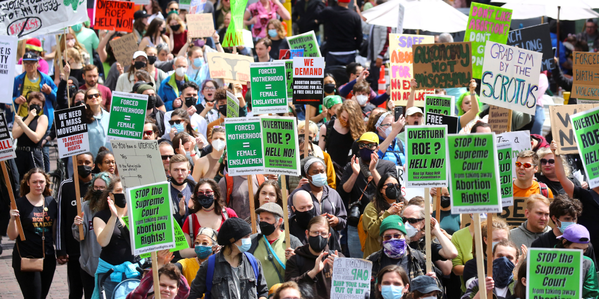 Miles de personas se manifiestan en EU en defensa del derecho al aborto