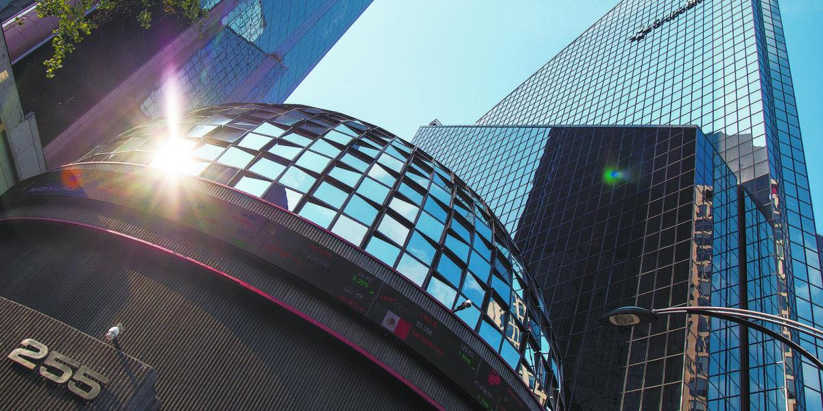 Bolsa mexicana repunta impulsada por Wall Street y acciones del sector aéreo