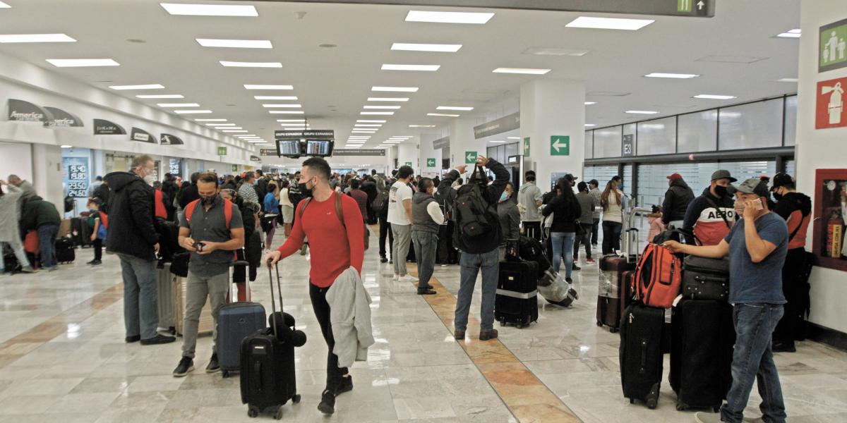 Semar impidió el ingreso diario de 73 extranjeros a México desde que tomó control del AICM por fallas