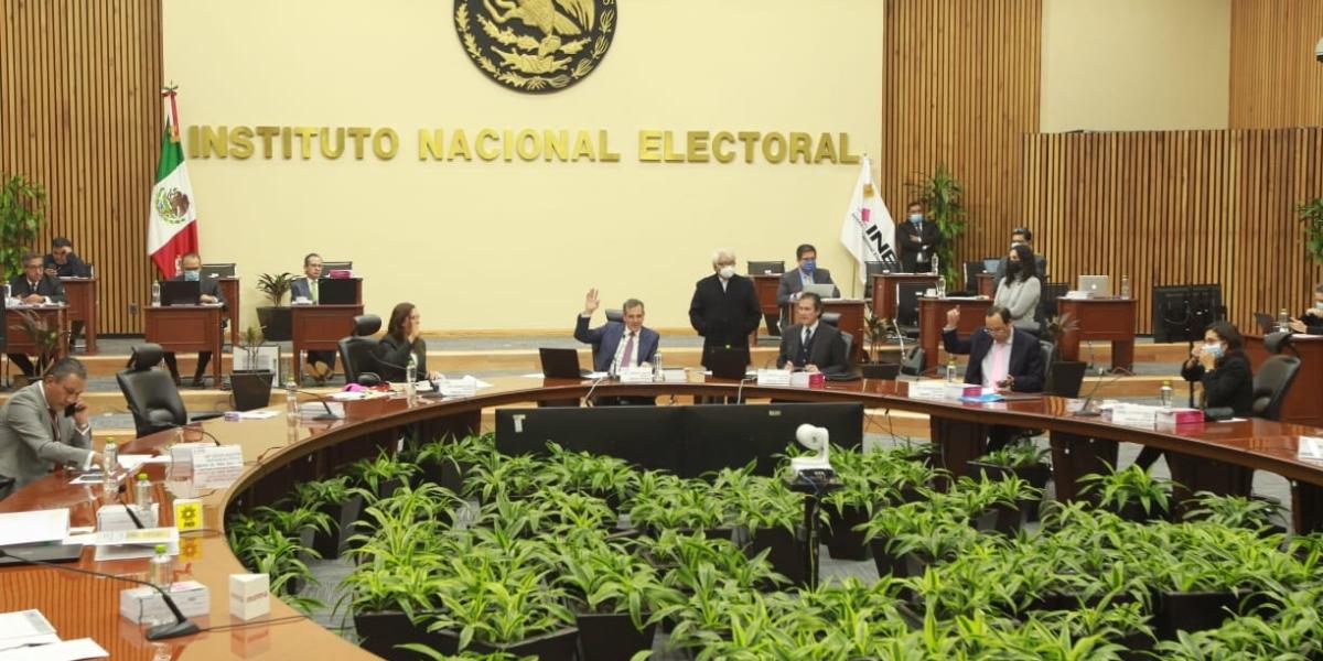 Plan B de AMLO va por reducción de salarios en el INE y el TEPJF