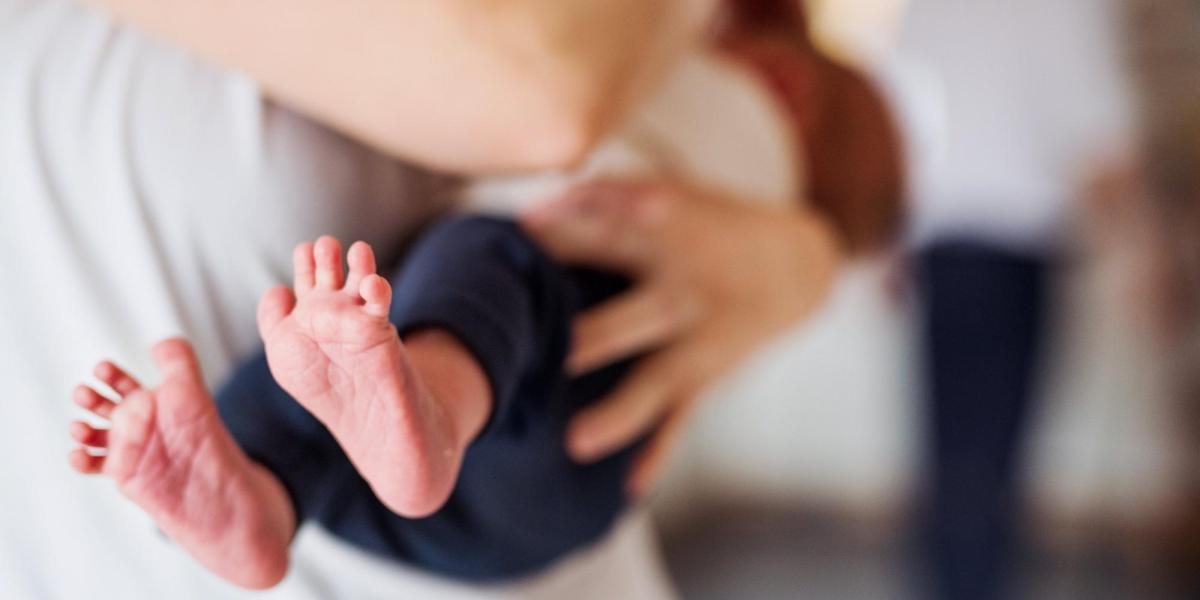 Permisos de paternidad sin modificarse perpetuan las brechas de género en el mercado laboral