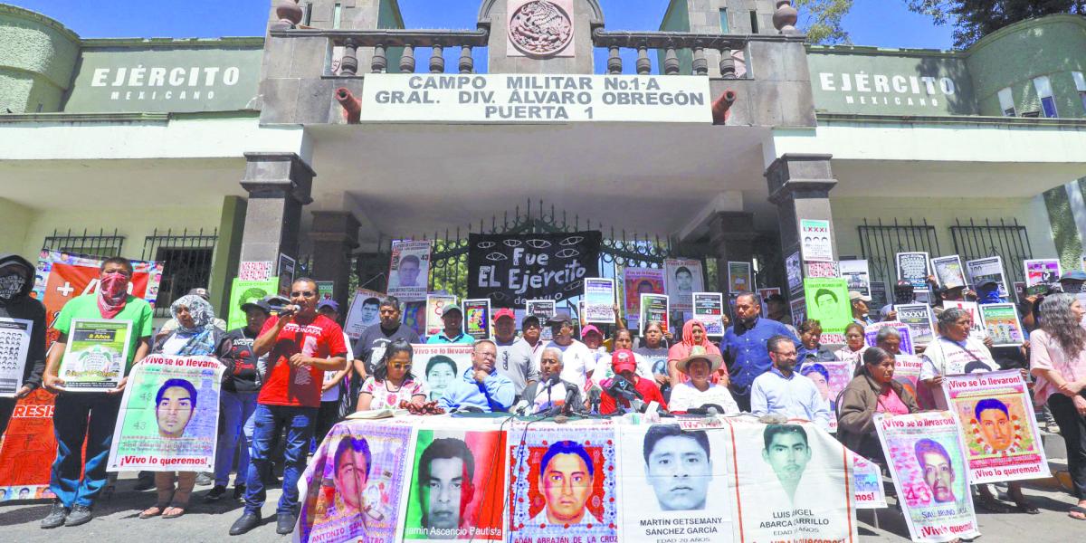 Padres de los 43 exigen investigar penalmente a EPN