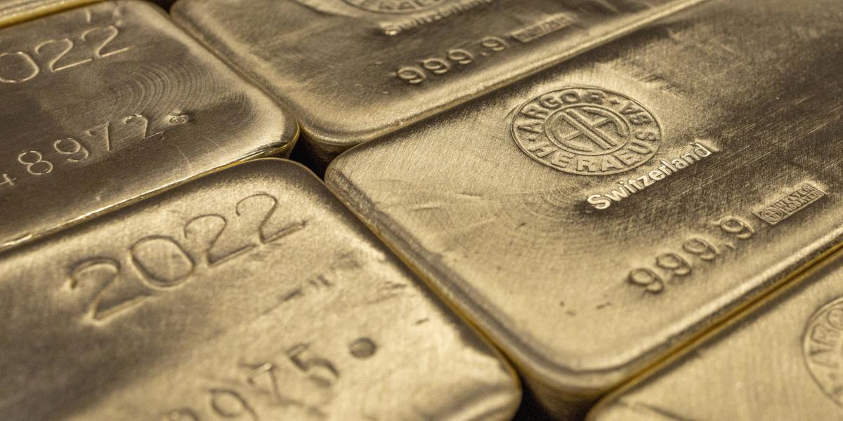 Oro sube por debilidad del dólar y esperanza de recorte de tasas en EU