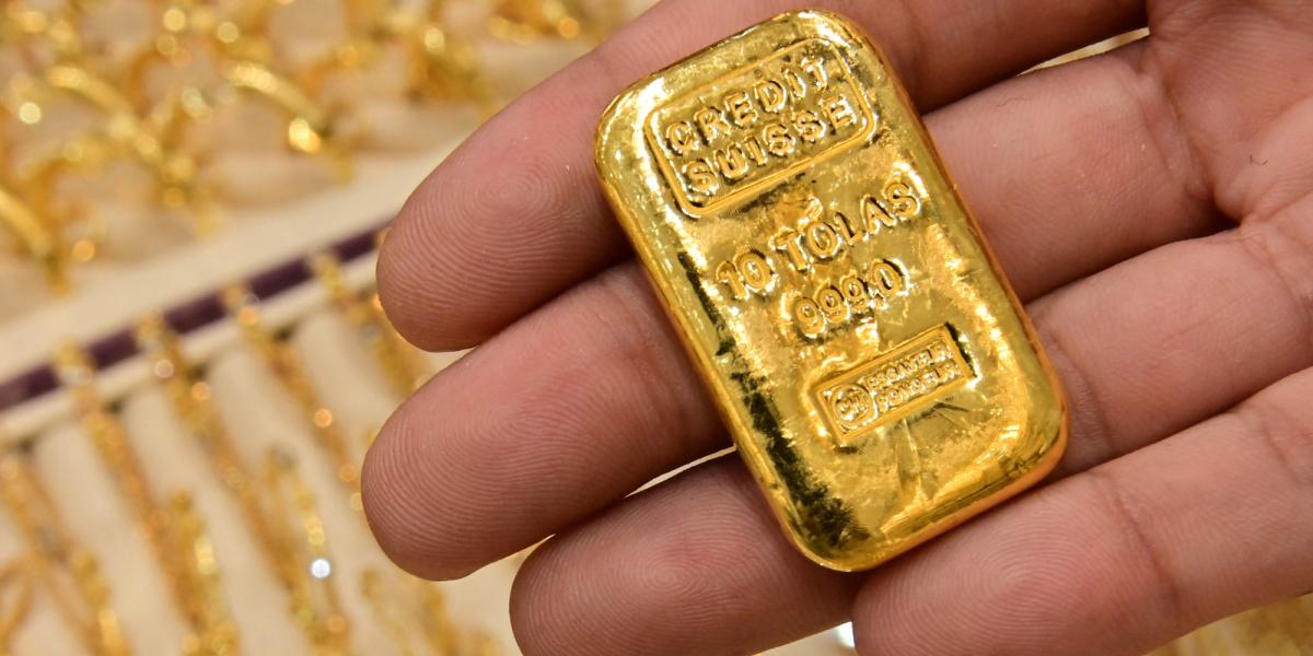 Precio del oro sube 1% pero se encamina a su peor caída mensual en más ...