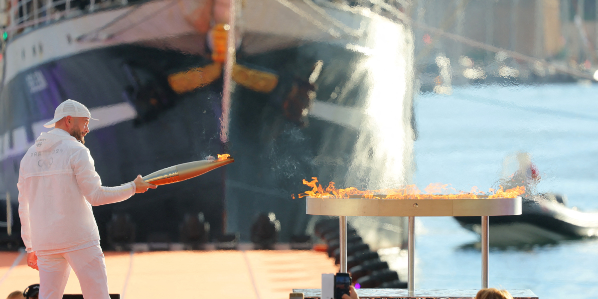 La flamme olympique arrive sur le sol français sous strictes mesures de sécurité