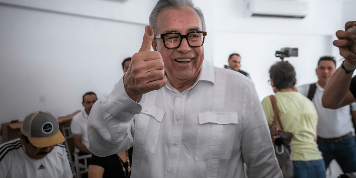 El Gobernador Rocha Moya acude a ejercer su derecho al voto