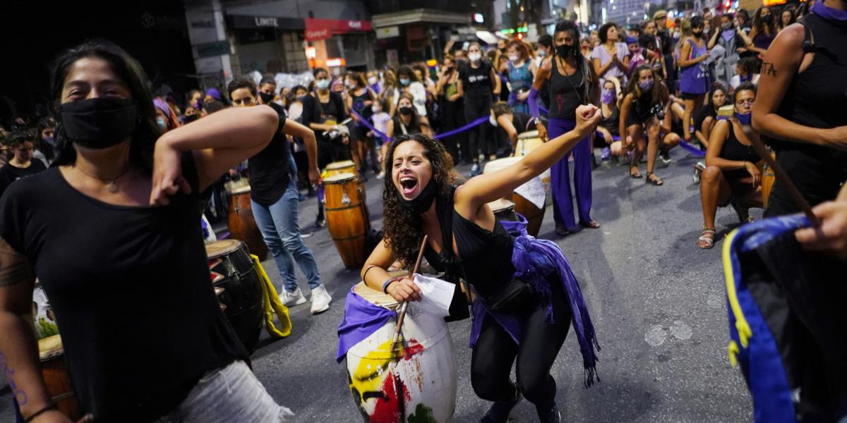 Mujeres en el mundo salen a las calles para protestar por la violencia ...