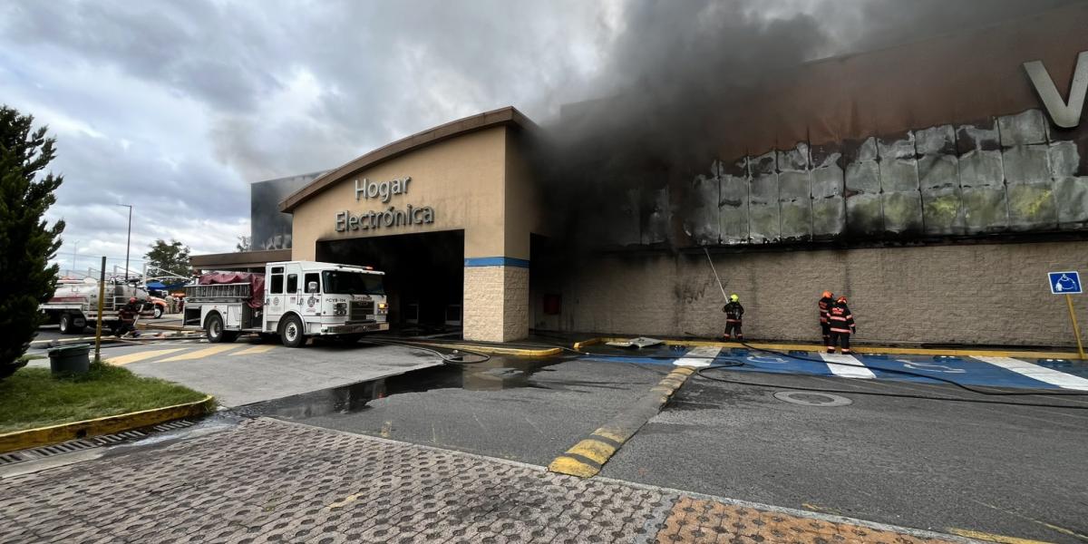 VIDEO: Firefighters control a fire at a Walmart store in Zapopan