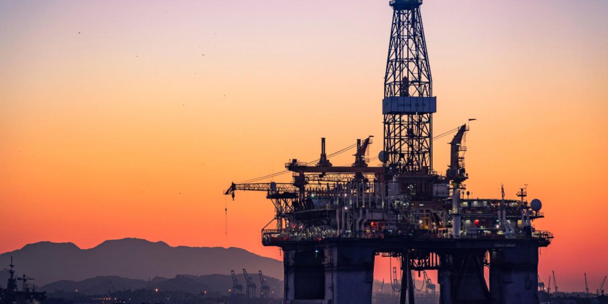 Precios del petróleo cierran con ganancias ante negociaciones comerciales de EU