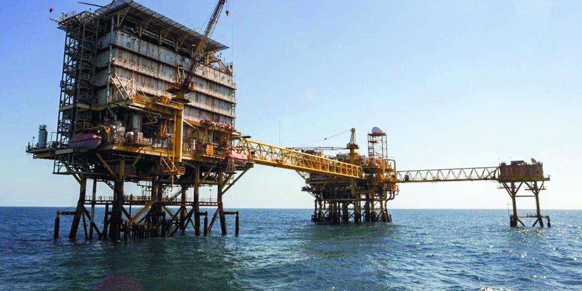 Aumento en los precios del petróleo tras caída de reservas en EUA