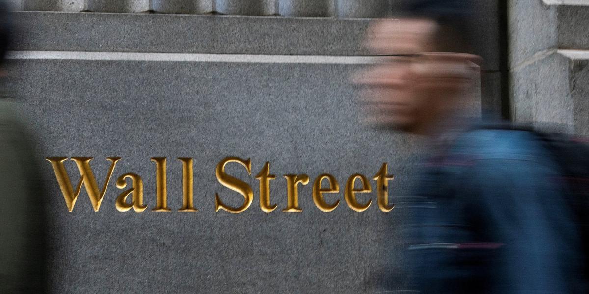 Wall Street cierra en rojo presionado por aranceles de Trump
