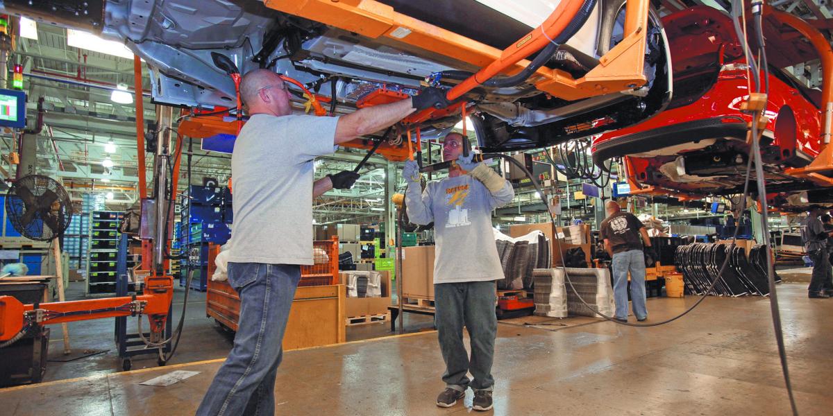 Trump da ventaja a producción de autos hechos en EU