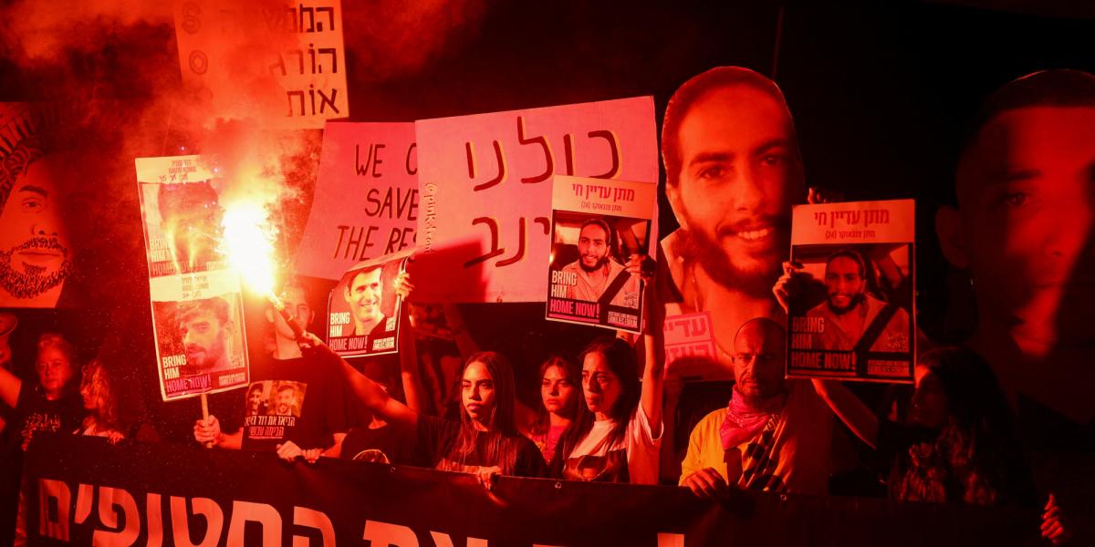 Miles de personas reclaman en Tel Aviv la liberación de rehenes aún ...