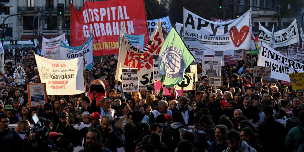 Miles de personas protestan en Argentina por recortes en sistema de salud pública