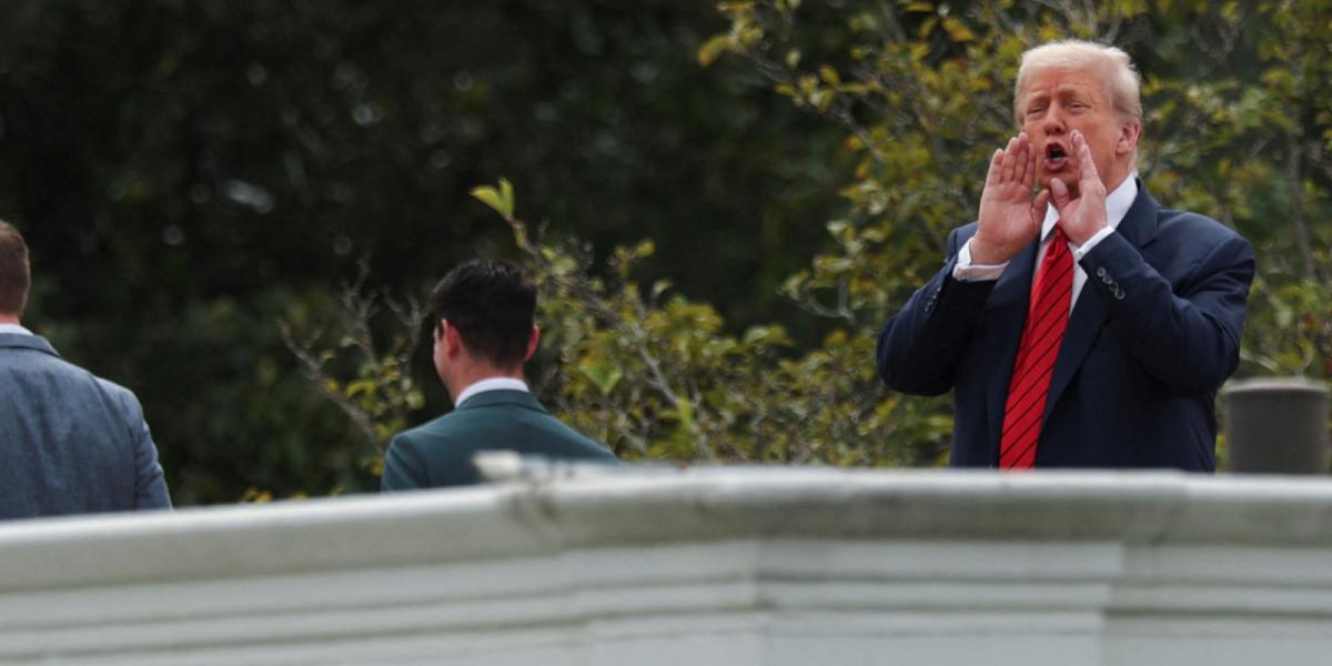 Trump bromea sobre misiles nucleares tras subir al techo de la Casa Blanca