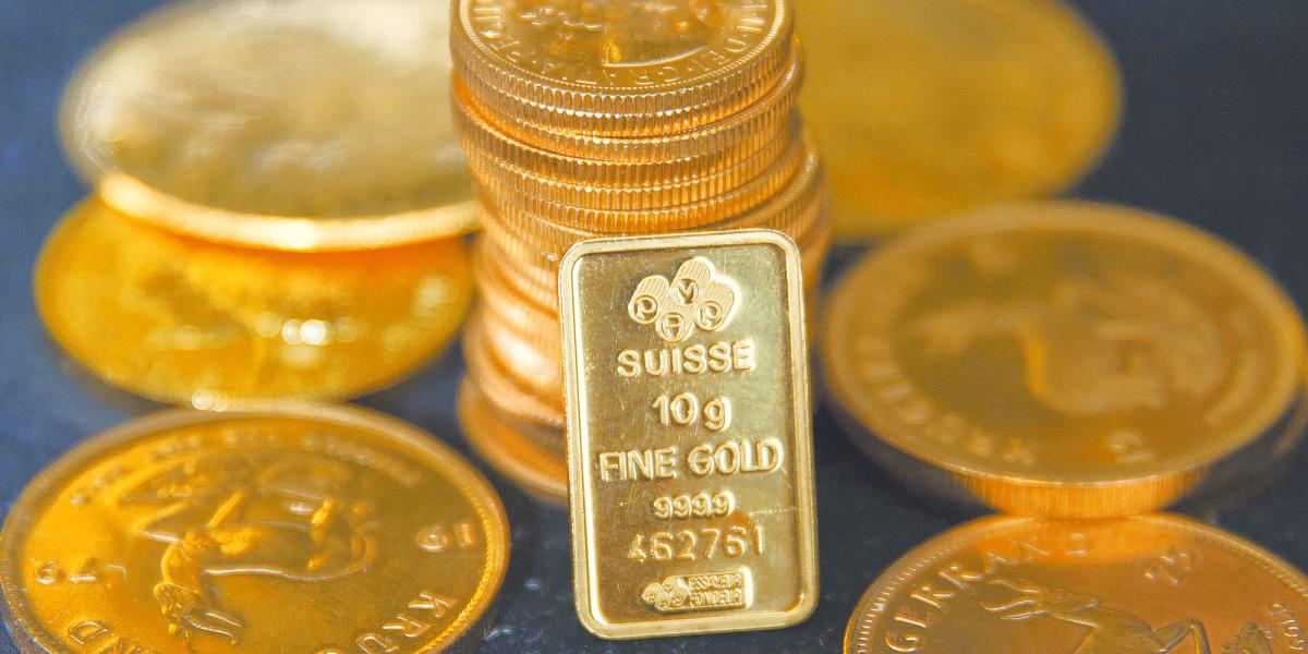Oro cae por firmeza del dólar, con foco en la Fed