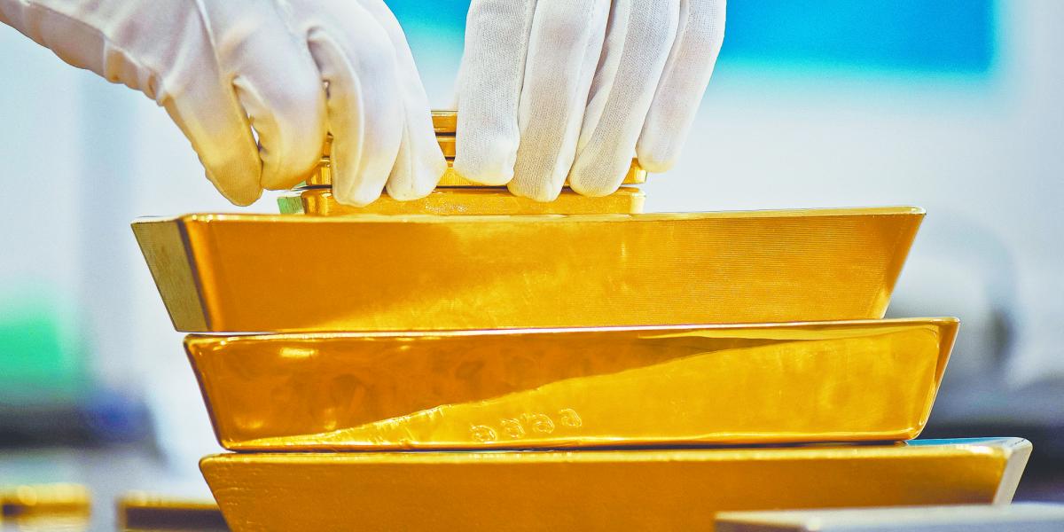 Oro alcanza nuevo máximo histórico en 3,533.43 dólares la onza
