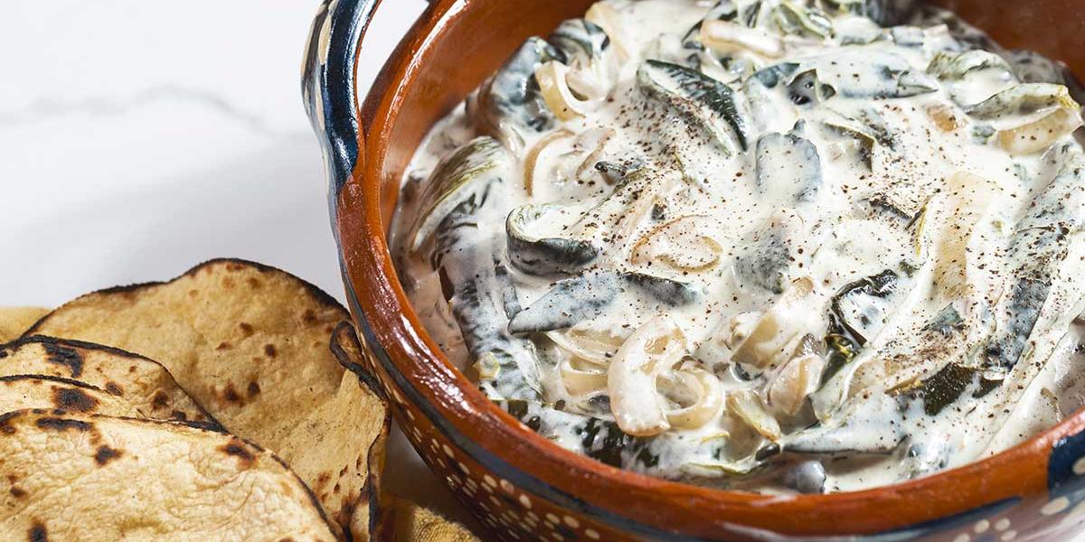 Rajas poblanas con crema y elote: Receta tradicional mexicana paso a paso