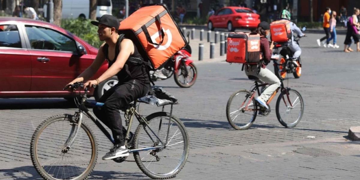 Proponen tope de 15% a comisiones que cobran aplicaciones a repartidores y conductores