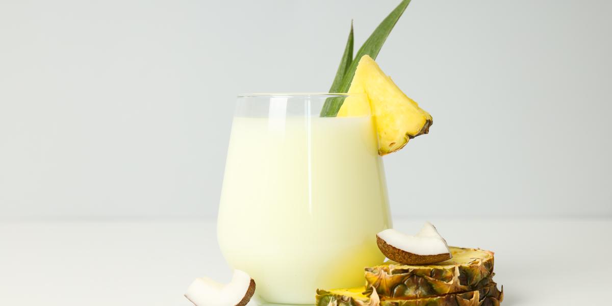 Licuado de piña con agua de coco para combatir la retención de líquidos