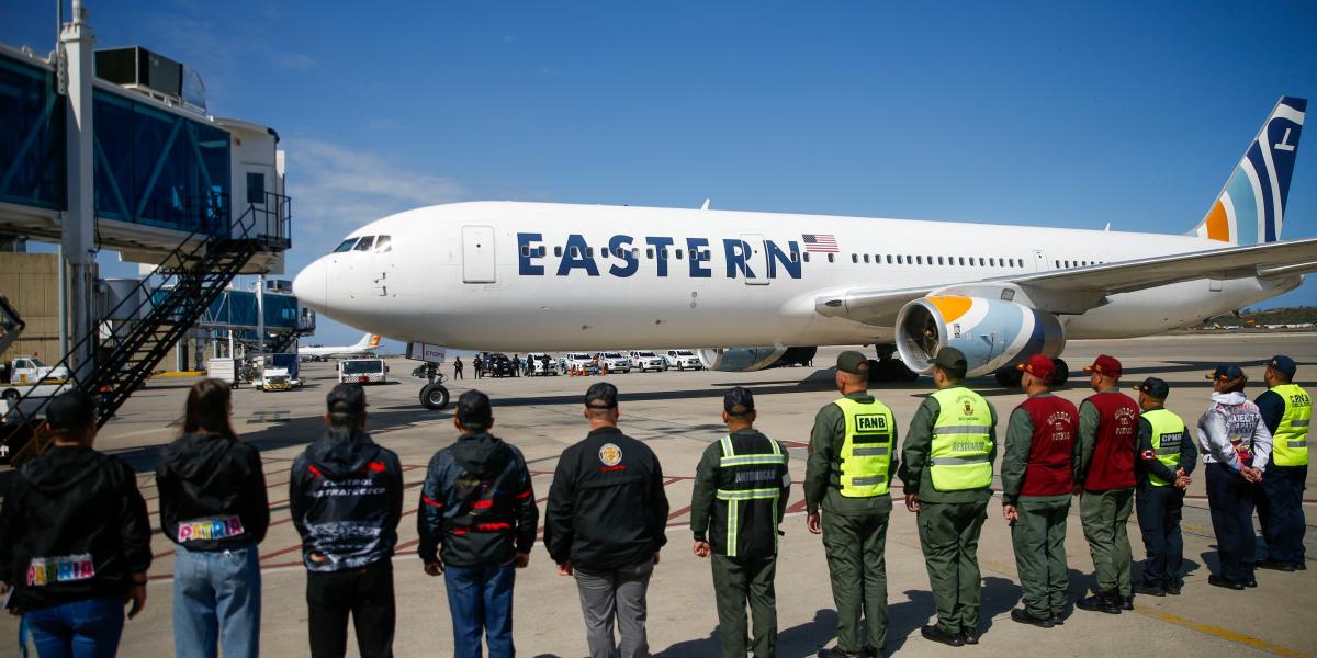 Vuelo con 199 migrantes llega a Venezuela desde EU; es el primero tras la captura de Maduro