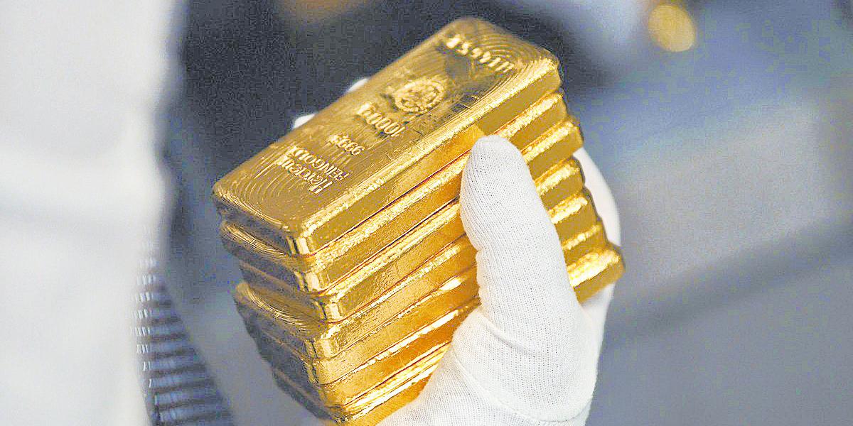 Oro cae por el temor a mayor inflación por crudo caro